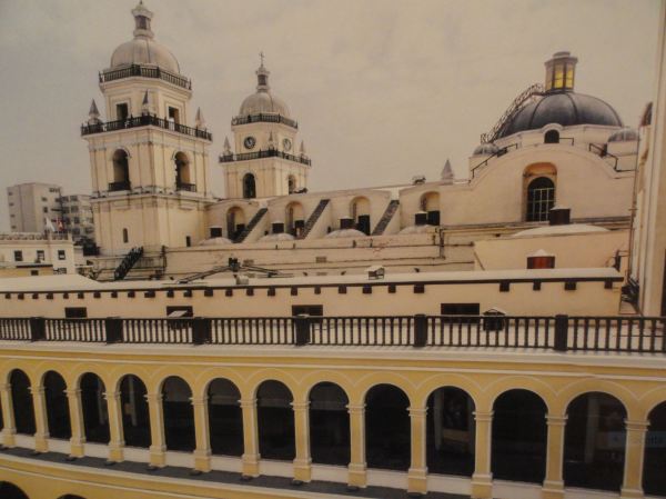 Cubiertas, torres y cúpula de San Pedro de Lima.