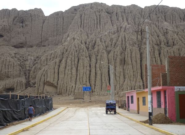 Entrando en Túcume.13 febrero 2019. Foto R.Puig