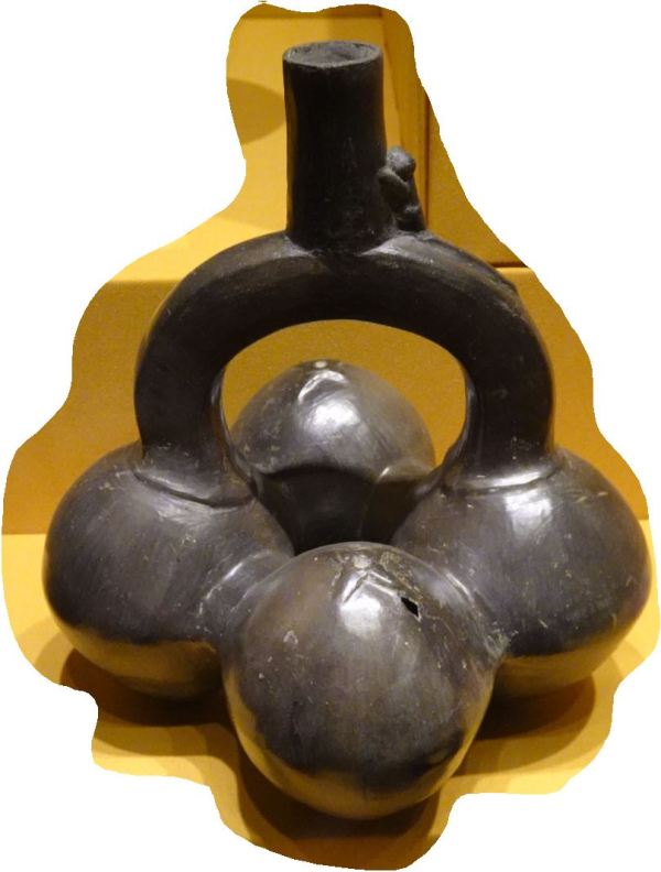 Huaco representando las esferas. Museo del sitio. Túcume