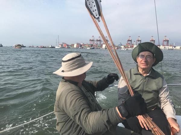 Pablo y Enrique aparejando las velas. Foto Marie Puig