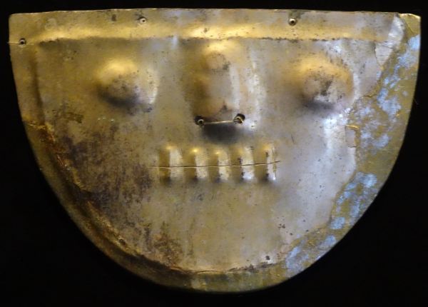 Placa emblemática de cobre dorado. Época Formativa (Vicú) 1250 a.C-1 d.C. Museo Larco Herrera.Lima.Foto R.Puig