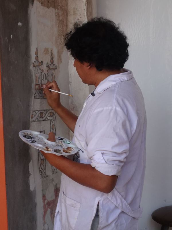 Un restaurador trabajando en el claustro de San Pedro de Lima. Foto R.Puig