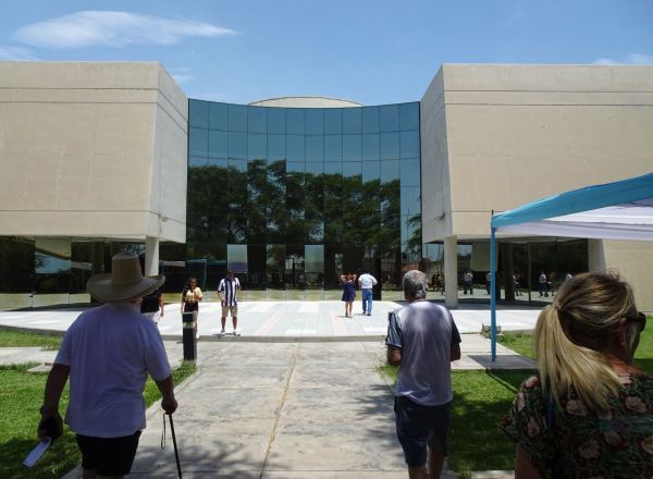 Entrando en el Museo del sitio del Señor de Sicán en Túcume.13 febrero 2019. Foto R.Puig