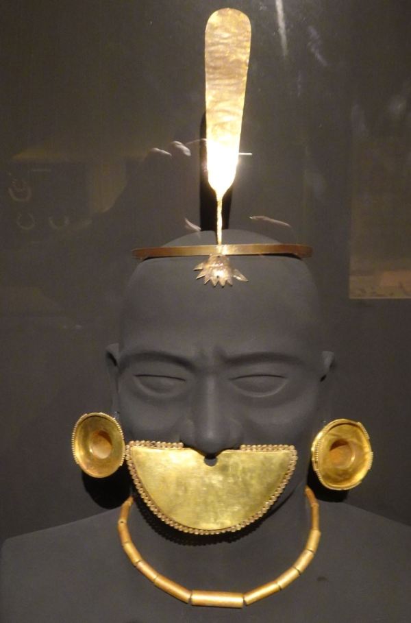 Simbolos de autoridad. Cultura Lambayeque. Museo Brüning. Foto R.Puig