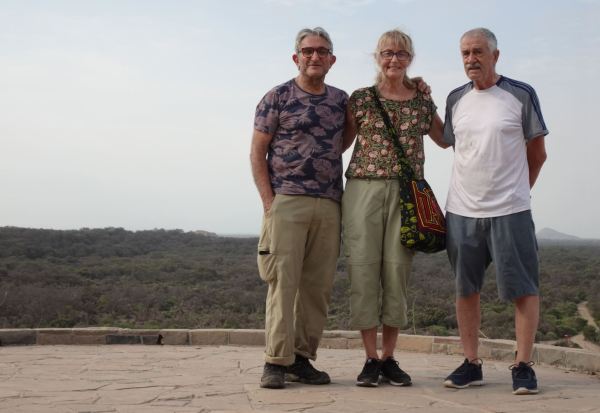 Tres expedicionarios en el Mirador de Las Salinas. Foto R.Puig