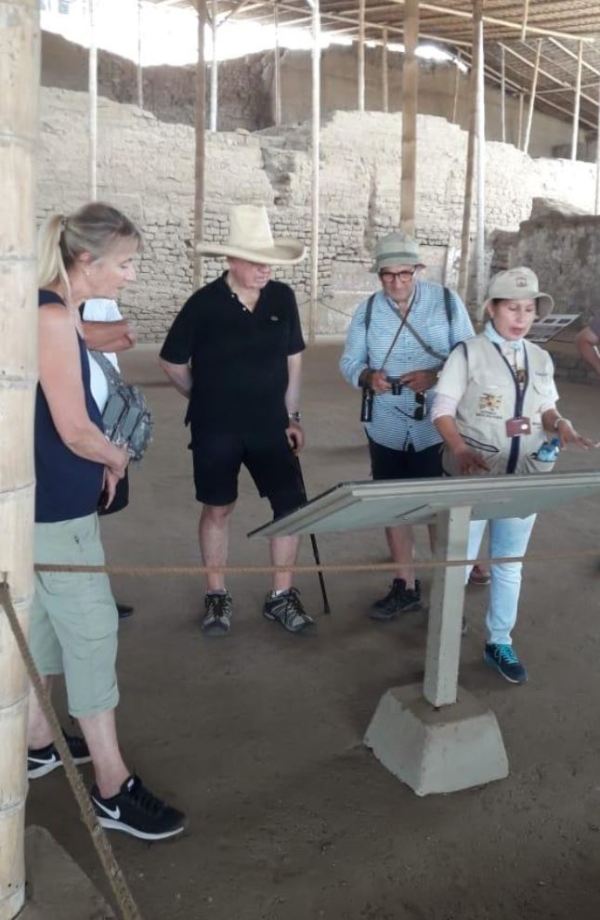 Escuchando a nuestra guía. Foto García Solaz
