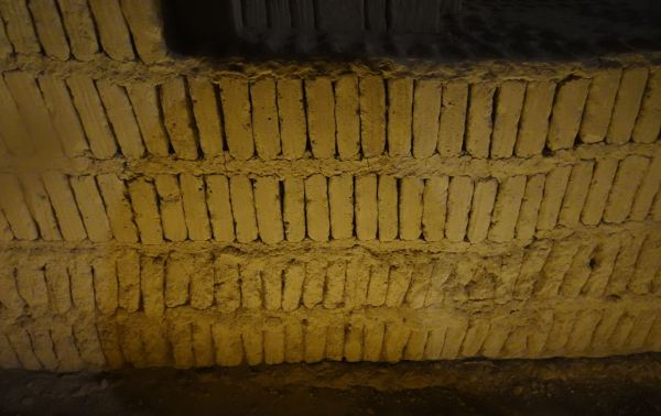 Muro de adobitos en técnica de librero. Huaca Pucllana. Foto R.Puig