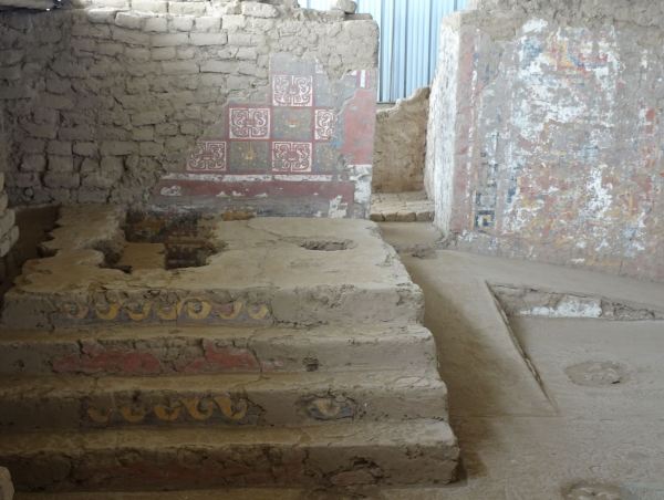 Pedestal con escalinata en el templo. Foto R.Puig
