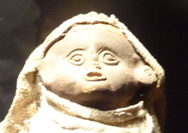 Vasija con tejidos. Cultura Lima. Museo Huaca Pucllana. Foto R.Puig