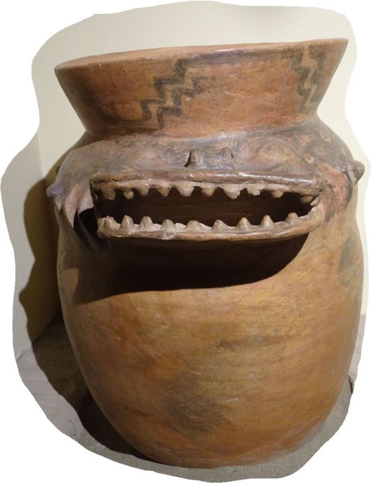 Vasija Wari con boca de tiburón. Museo del sitio Huaca Pucllana. Foto R.Puig
