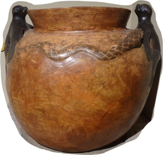 Vasija Wari con focas y serpiente marina. Museo del sitio Huaca Pucllana. Foto R.Puig