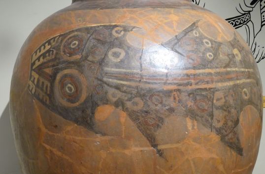 Vasija Wari con imagen de tiburón. Museo del sitio Huaca Pucllana. Foto R.Puig