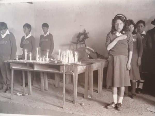 Escolares en un aula en zona controlada por Sendero Luminoso. Lugar de la Memoria. Lima