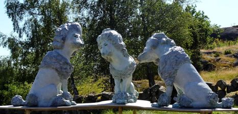 Laura Ford, U.K., 2015. Caniches Waldegrave. Bronce.