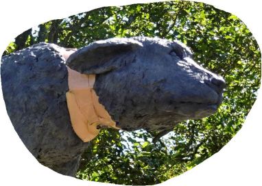 Laura Ford.Hiena con collarín. Bronce patinado. 2015. Detalle. Pilane 2019. Foto R.Puig