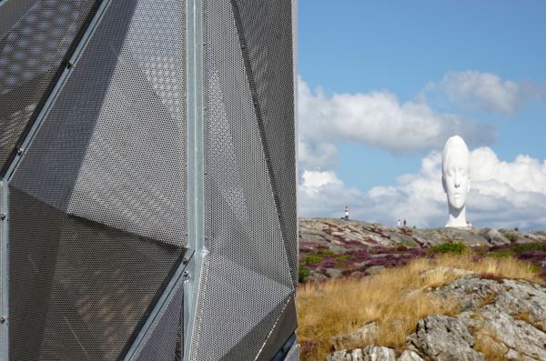 Conrad Shawcross, detalle de su monolíto óptico, 2016, y Anna de Jaume Plensa, 2016. Foto R.Puig