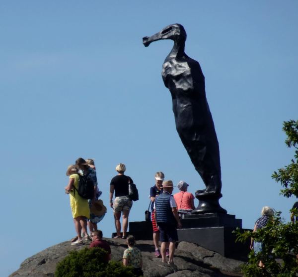 Johan Creten Bélgica, El buitre, 2017, bronce patinado. Foto R.Puig