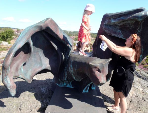 Johan Creten Bélgica, El murciélago 2019, bronce patinado. Foto R.Puig
