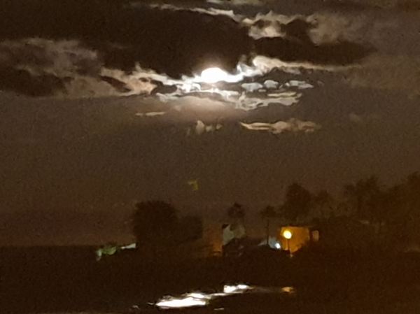 La luna se abre paso. Foto R.Puig
