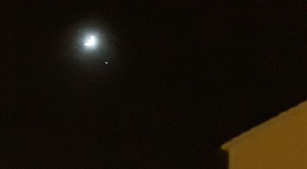 La luna y el lucero de la tarde sobre Els Poblets. Foto R.Puig