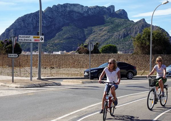 Por la entrada al centro de Els Poblets. Foto R.Puig