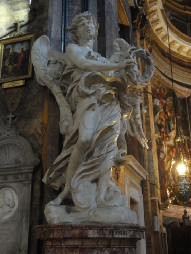 Bernini, ángel con los instrumentos de la pasiòn. Sant Andrea delle Fratre. Roma. Foto R.Puig