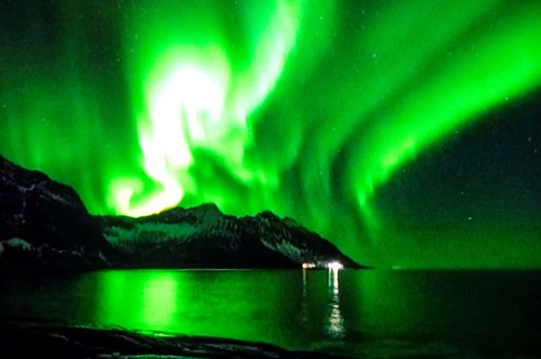 Aurora Borealis: En Helaften Under Nordlyset".Noruega 2016.