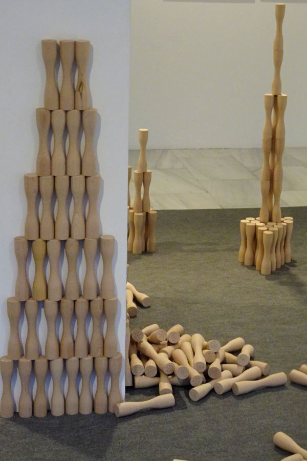 Julia Fuentesal y Pablo M. Arenillas. Piezas en madera de haya sobre moqueta gris. Foto R.Puig