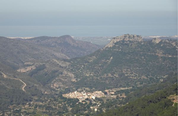 Benirrama y su castillo y la costa de Oliva y la carretera de las Marinas. Foto R.Puig