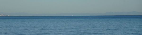La sierra de Espadán y la de Penyagolosa desde la playa de la Almadrava. Foto R.Puig
