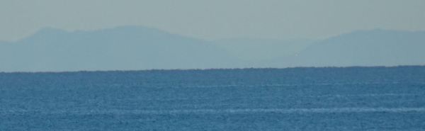 Perfiles de Penyagolosa y la Tinença de Benitassa al fondo desde la playa de la Almadrava. Foto R.Puig