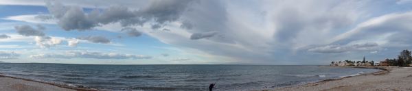 Mano de nubes sobre la playa de la Almadrava. Foto R.Puig