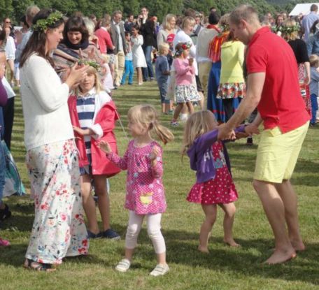 Midsommar en familia. Foto R.Puig