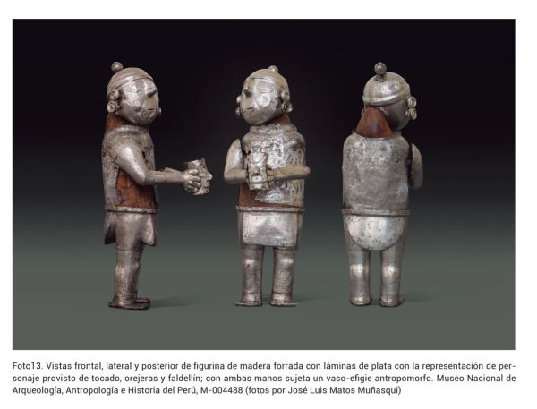 Personajes de madera vestidos de plata